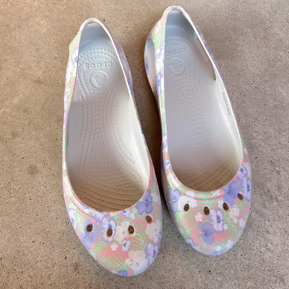Crocs Kadee flat Graphic Light Pink /Floral Relaxed Fit Women's Size 7